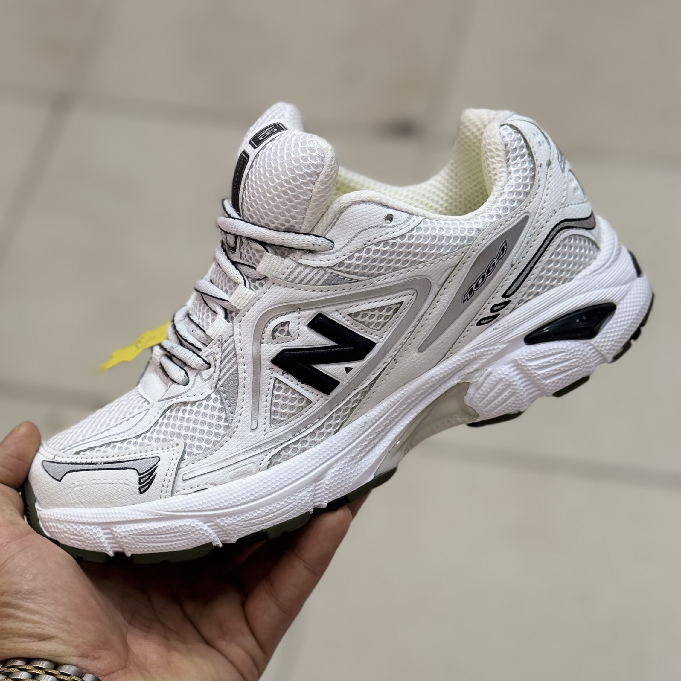 نیوبالانس 1064 زنانه و مردانه زیره تیکه خورده رنگ سفید مشکی